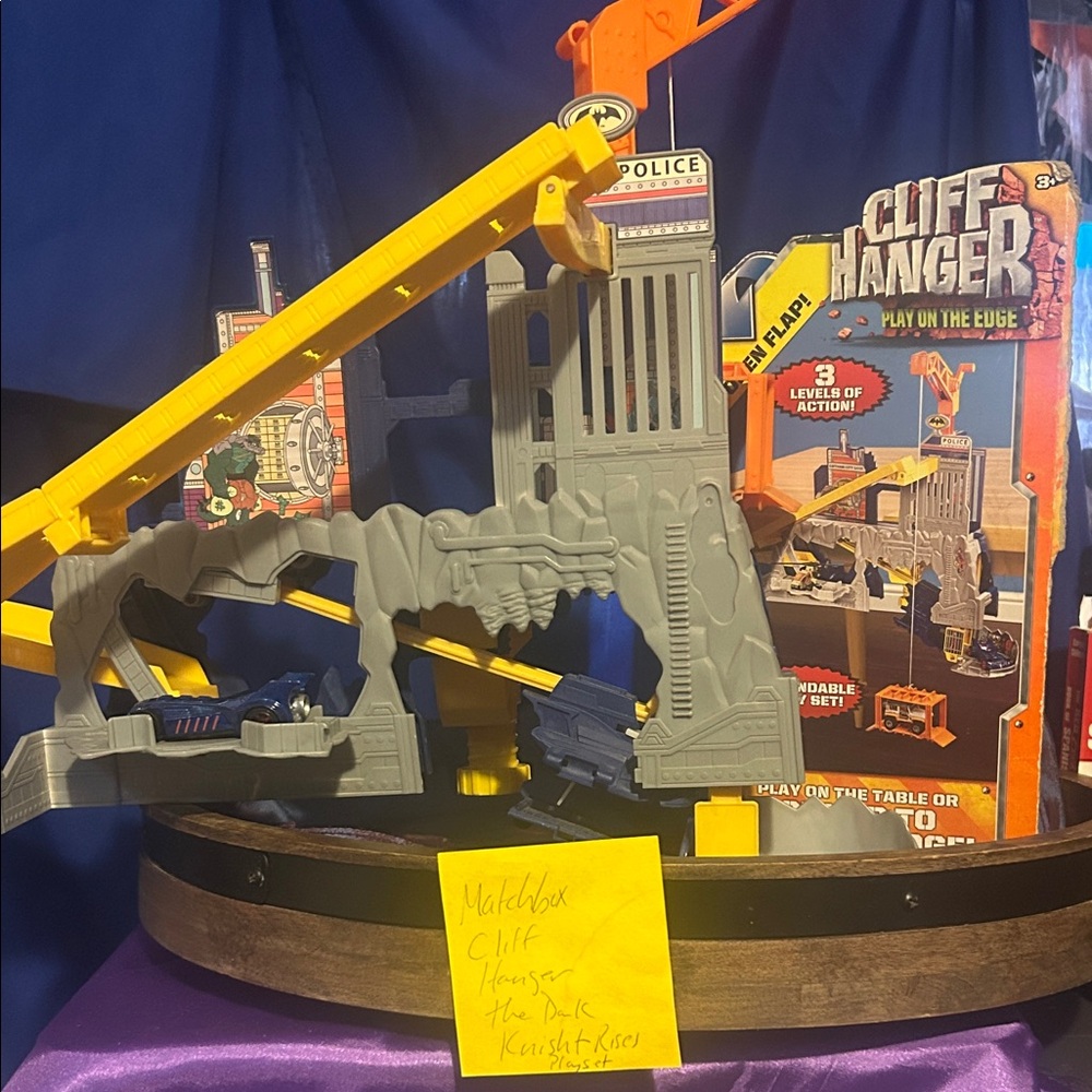 Matchbox Cliff Hanger The Dark Knight Batman Playset with Batmobile